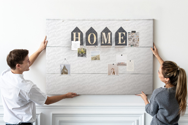 Kurkbord met stijlvolle letters op een houten achtergrond