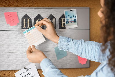 Kurkbord met stijlvolle letters op een houten achtergrond