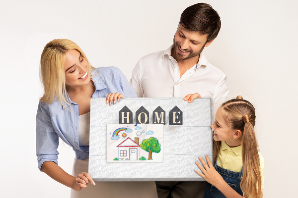 Kurkbord met stijlvolle letters op een houten achtergrond