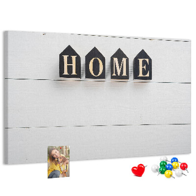 Kurkbord met stijlvolle letters op een houten achtergrond