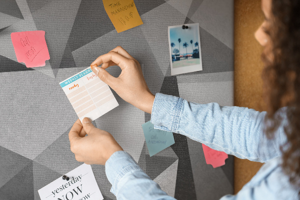 Prikbord met abstracte grijze en zwarte geometrische vormen