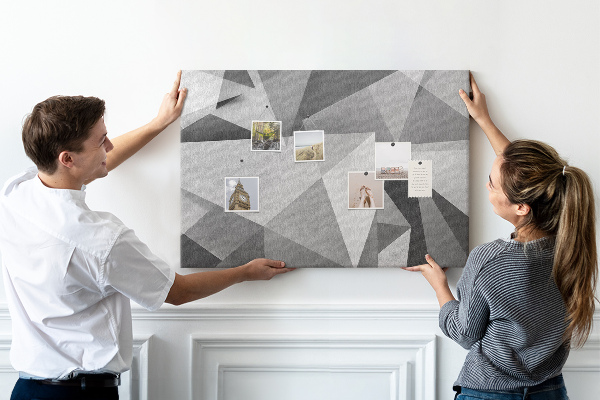 Prikbord met abstracte grijze en zwarte geometrische vormen