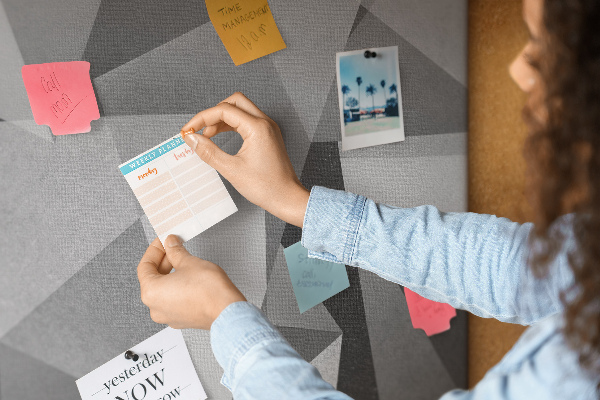 Prikbord met abstracte grijze en zwarte geometrische vormen