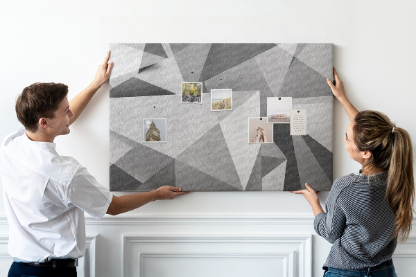 Prikbord met abstracte grijze en zwarte geometrische vormen