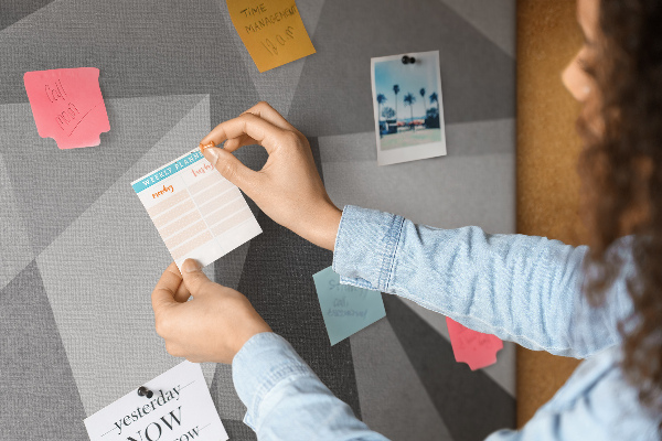 Prikbord met abstracte grijze en zwarte geometrische vormen