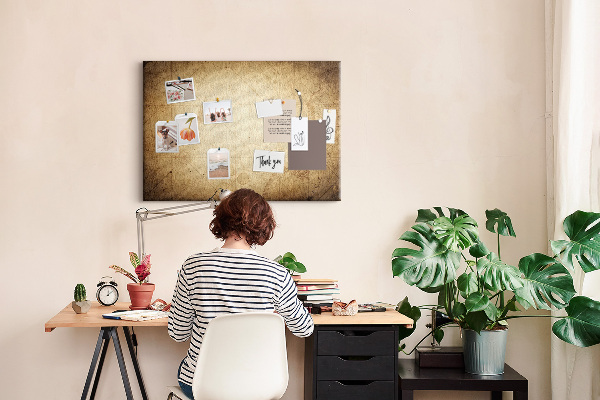 Kurkbord met een oude kaart en gemarkeerde punten