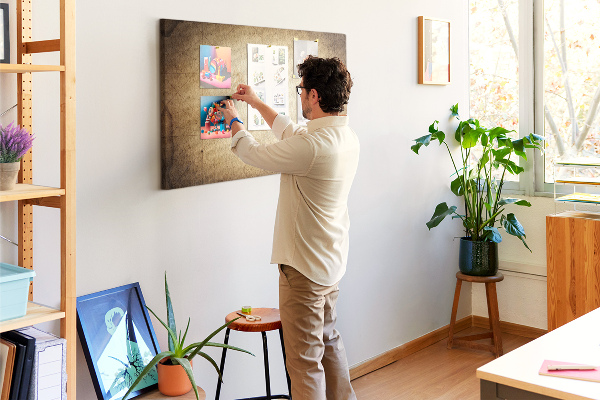 Kurkbord met een oude kaart en gemarkeerde punten