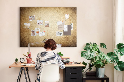 Kurkbord met een oude kaart en gemarkeerde punten