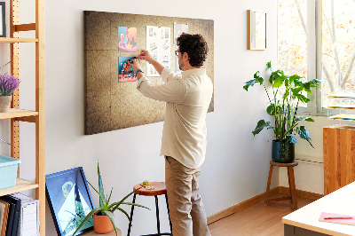 Kurkbord met een oude kaart en gemarkeerde punten