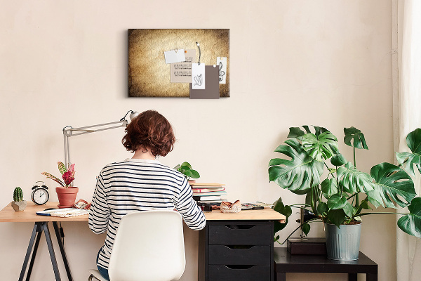 Kurkbord met een oude kaart en gemarkeerde punten