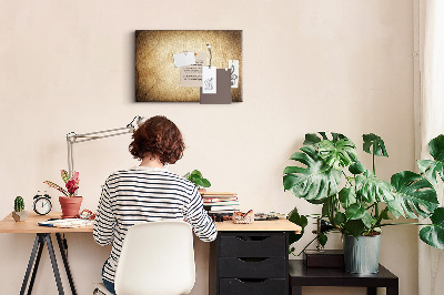 Kurkbord met een oude kaart en gemarkeerde punten