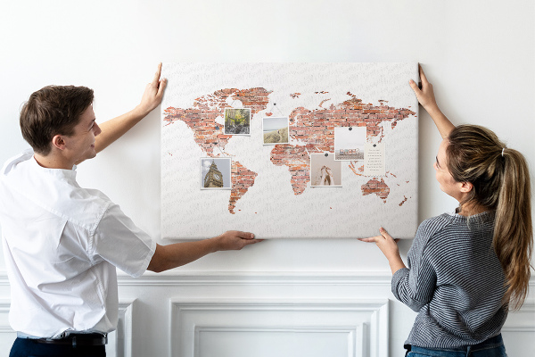 Prikbord wereldkaart in baksteenstijl
