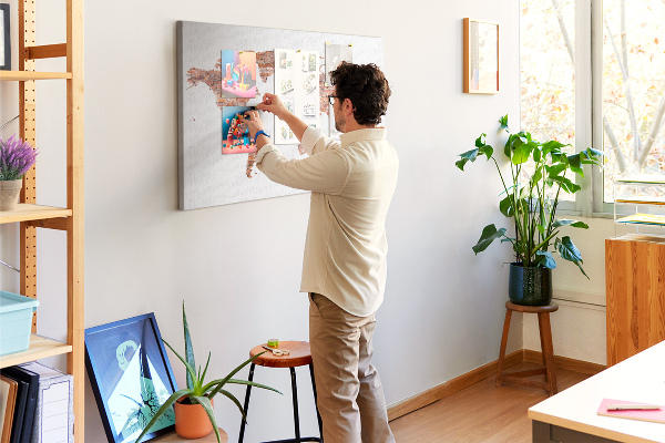 Prikbord wereldkaart in baksteenstijl
