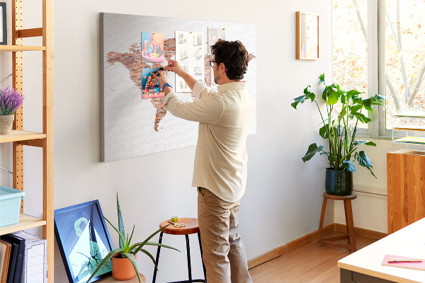 Prikbord wereldkaart in baksteenstijl