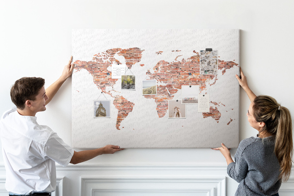 Prikbord wereldkaart in baksteenstijl