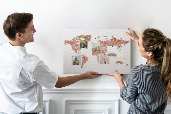 Prikbord wereldkaart in baksteenstijl