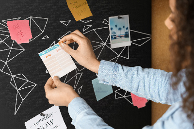 Kurkbord met geometrische witte contouren van de wereld