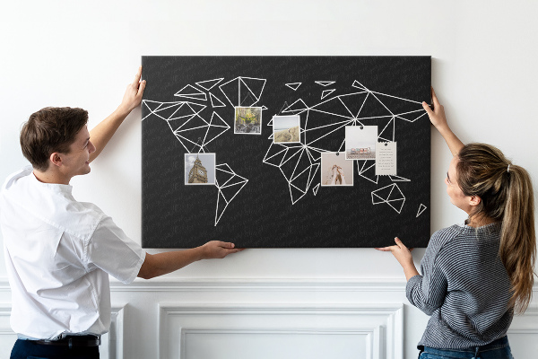 Kurkbord met geometrische witte contouren van de wereld