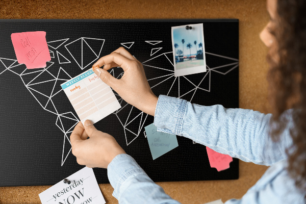 Kurkbord met geometrische witte contouren van de wereld