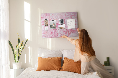 Kurk prikbord roze pioenrozen in een delicate tint