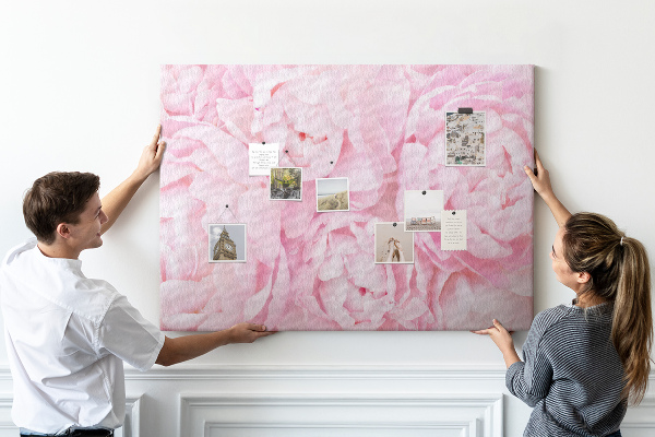 Kurk prikbord roze pioenrozen in een delicate tint