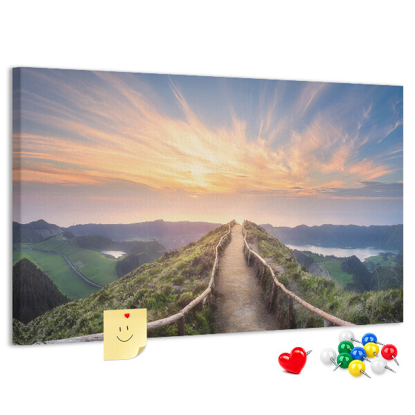 Kurkbord met een schilderachtig bergpad bij zonsondergang