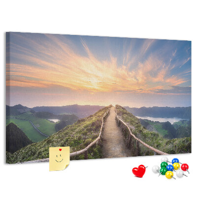 Kurkbord met een schilderachtig bergpad bij zonsondergang