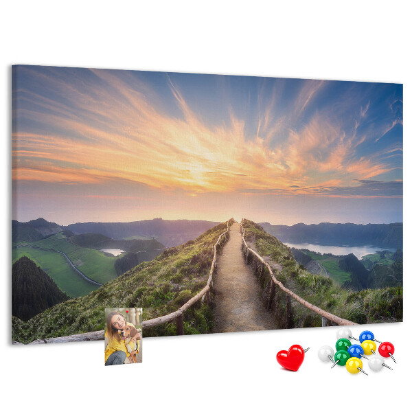 Kurkbord met een schilderachtig bergpad bij zonsondergang