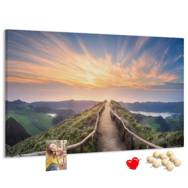 Kurkbord met een schilderachtig bergpad bij zonsondergang