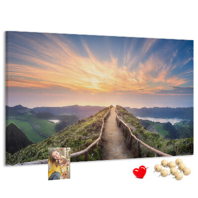 Kurkbord met een schilderachtig bergpad bij zonsondergang