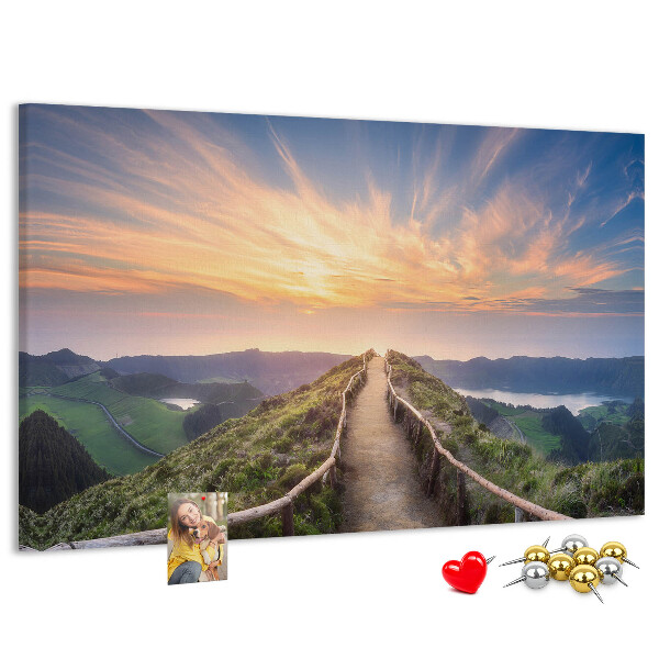 Kurkbord met een schilderachtig bergpad bij zonsondergang
