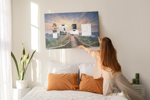 Kurkbord met een schilderachtig bergpad bij zonsondergang