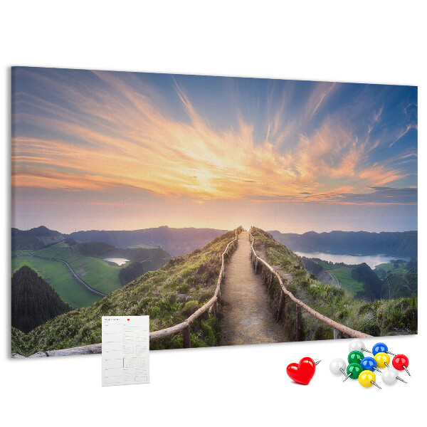 Kurkbord met een schilderachtig bergpad bij zonsondergang