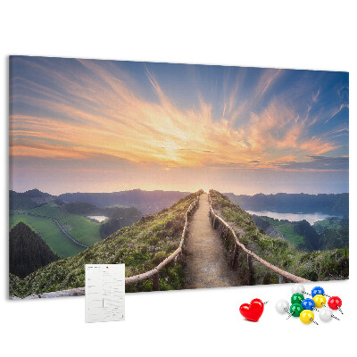 Kurkbord met een schilderachtig bergpad bij zonsondergang