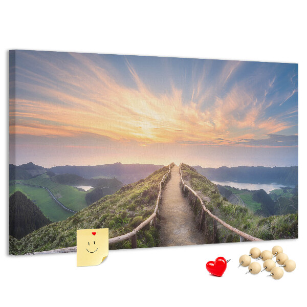 Kurkbord met een schilderachtig bergpad bij zonsondergang