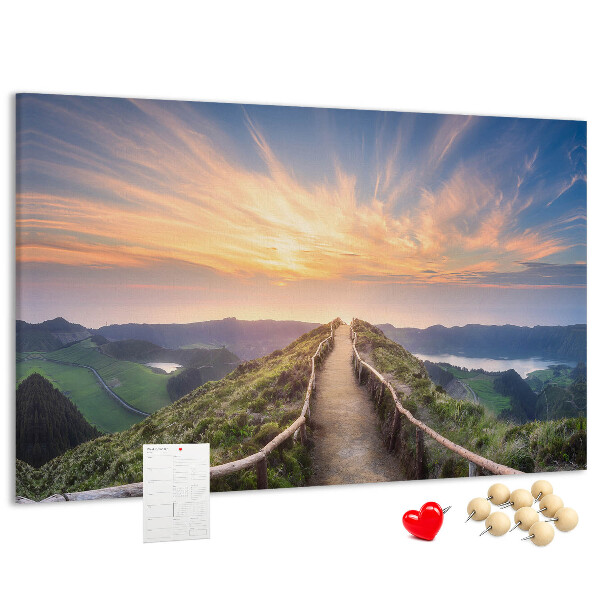 Kurkbord met een schilderachtig bergpad bij zonsondergang