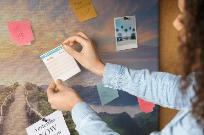 Kurkbord met een schilderachtig bergpad bij zonsondergang