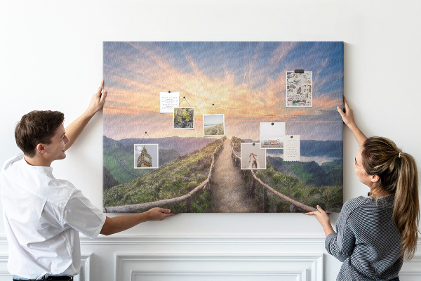 Kurkbord met een schilderachtig bergpad bij zonsondergang