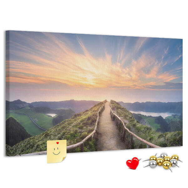 Kurkbord met een schilderachtig bergpad bij zonsondergang