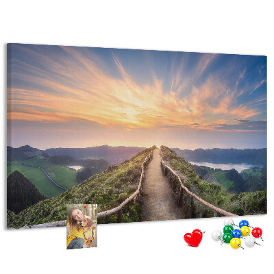 Kurkbord met een schilderachtig bergpad bij zonsondergang