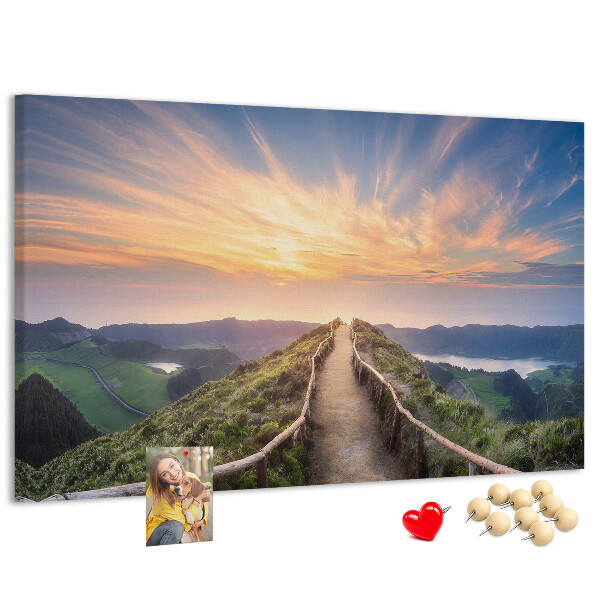 Kurkbord met een schilderachtig bergpad bij zonsondergang