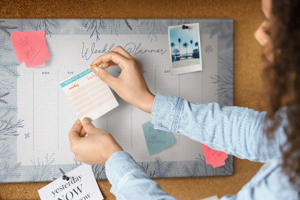 Kurk prikbord met een subtiel patroon voor een winterweekplanning
