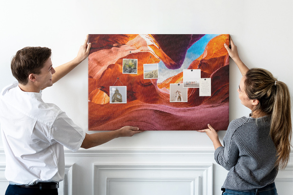 Kurkbord met afbeelding van rode rotsen en een blauwe lucht