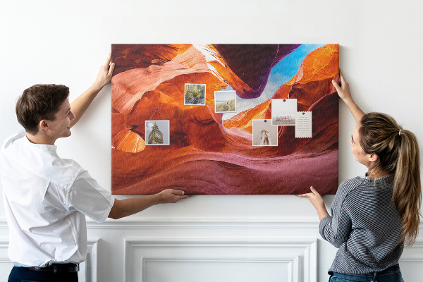 Kurkbord met afbeelding van rode rotsen en een blauwe lucht