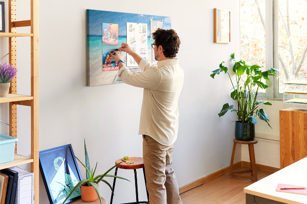 Prikbord met een rustige pier in een tropisch paradijs