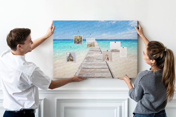 Prikbord met een rustige pier in een tropisch paradijs