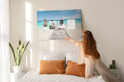 Prikbord met een rustige pier in een tropisch paradijs