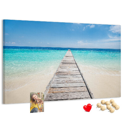 Prikbord met een rustige pier in een tropisch paradijs