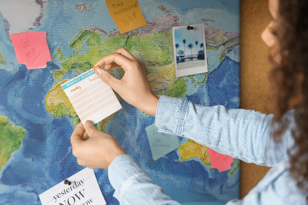 Kurkbord wereldkaart in pastelkleuren