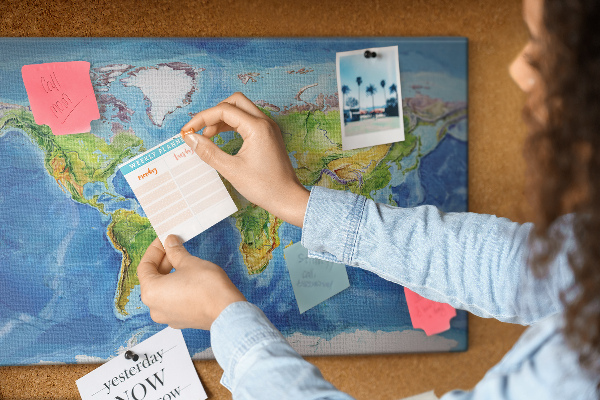 Kurkbord wereldkaart in pastelkleuren